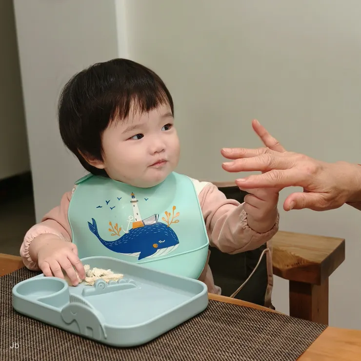 【長長的假期萬萬回來過第二個年！和奶奶玩釘子釘個...】