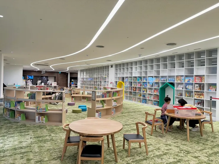 一整層的嬰幼兒閱讀區，還有玩具可以出借