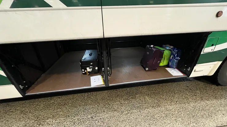 我搭乘的這班，放行李是由司機協助。