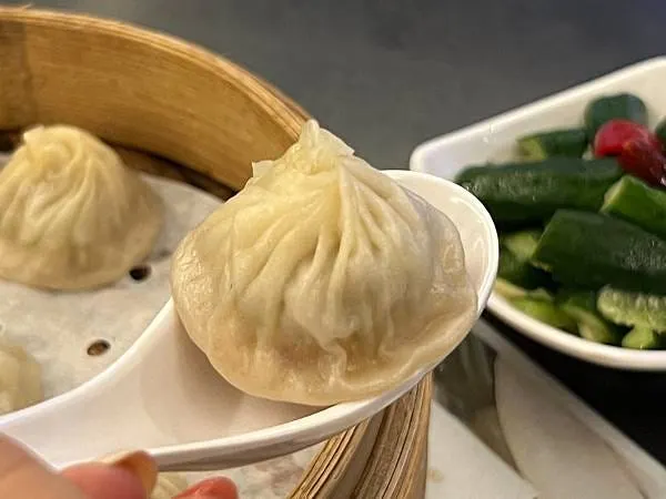 杭州小籠湯包的必點湯包算是中規中矩的好吃，加點薑絲、醋可以更讓味道更協調