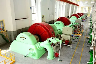 五部發電機一字排開
