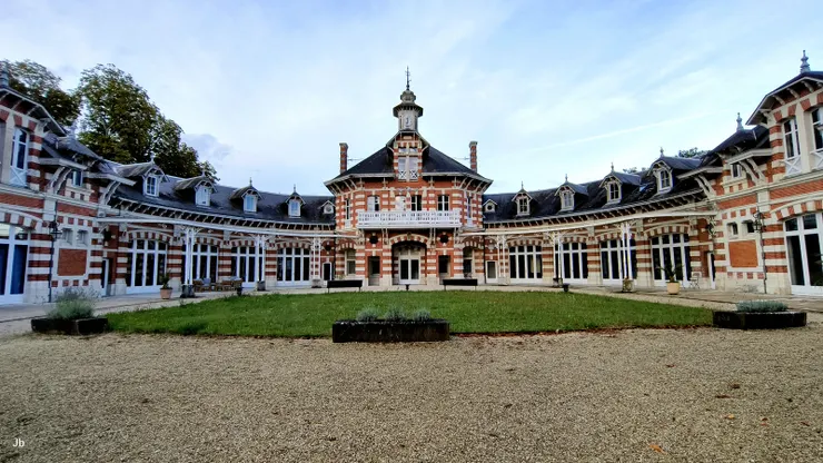 【民宿華美莊園廣袤歷史頗悠久！外牆據說屬拿破崙風格。】