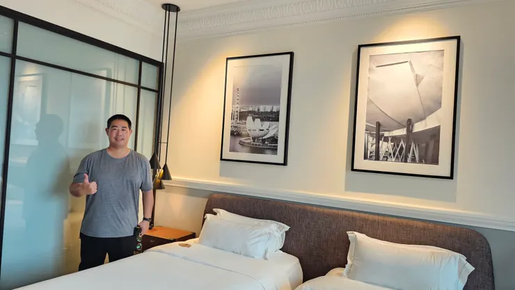 我和老爸在新加坡住的五星級飯店名叫君樂皇府酒店!房間牆上的照片很新加坡!