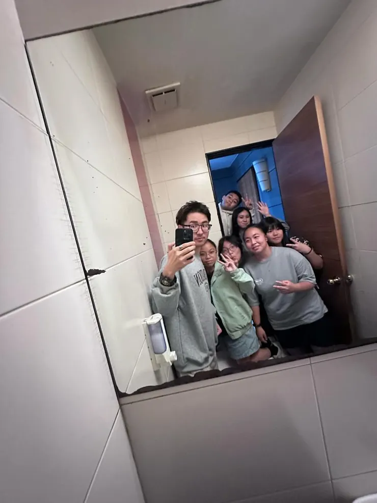 全體擠在廁所鏡子前拍照📷