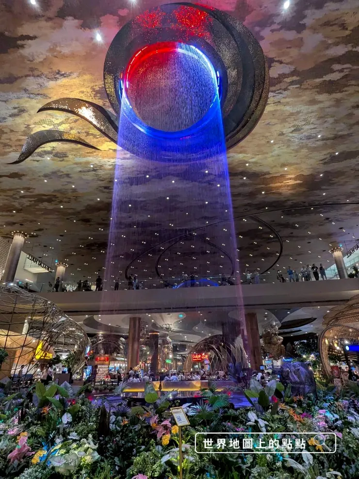 ICONSIAM 也有像是新加坡樟宜機場雨漩渦的設計