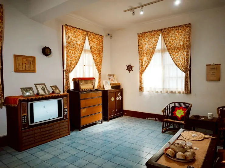 舊式客廳、電視等用品