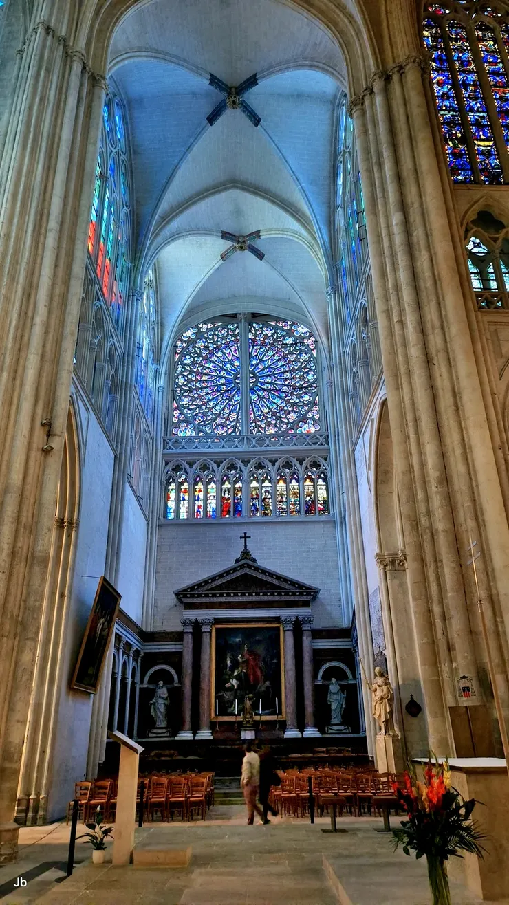 【要光有光彩色玻璃窗令人嘆嗟 仰之彌高無數拱柱連環接穹頂 祭壇與旁廳没繞完腦袋已打結】