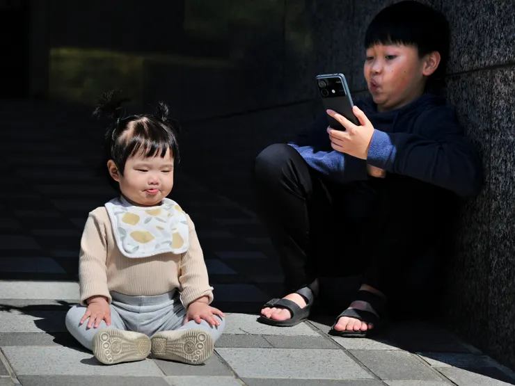 【兩老也能單獨帶出門嬉遊大半天！太平洋皇家花園廣場，這次兩個小叔叔有一起來，看承承和萬萬的表情有多逗！】