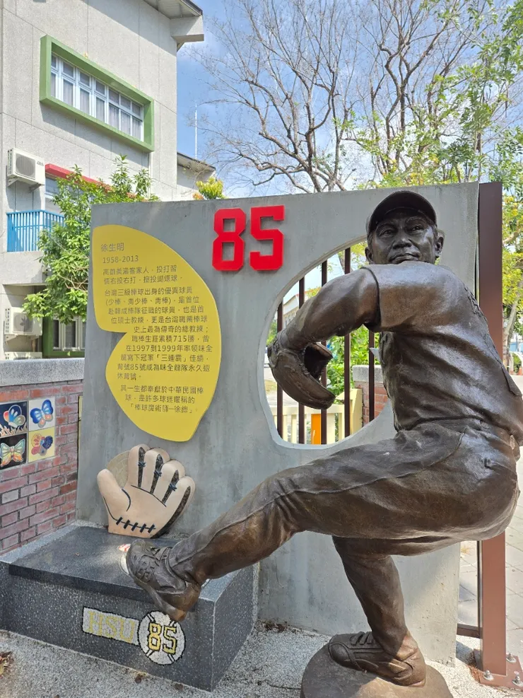 永安街上的棒球選手徐生明銅像