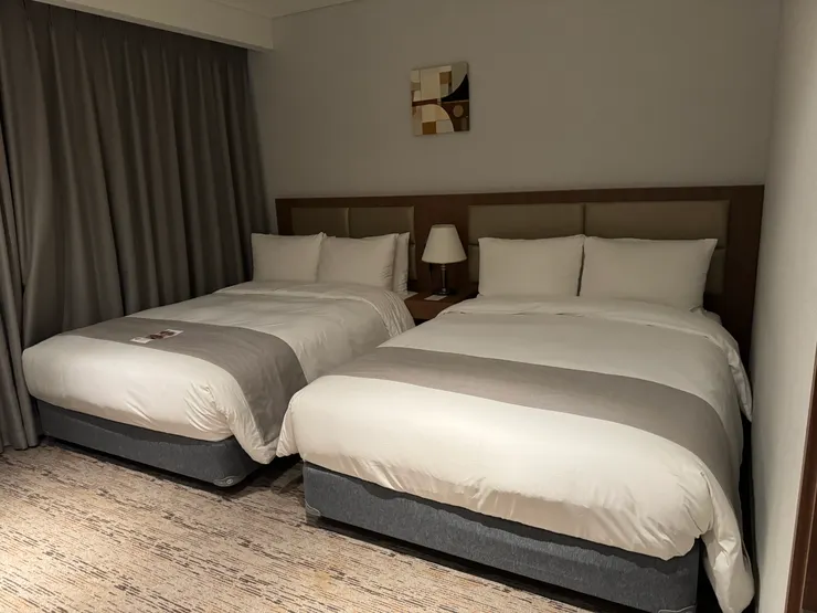 兩張雙人床， 窗簾打開就看到樂天百貨