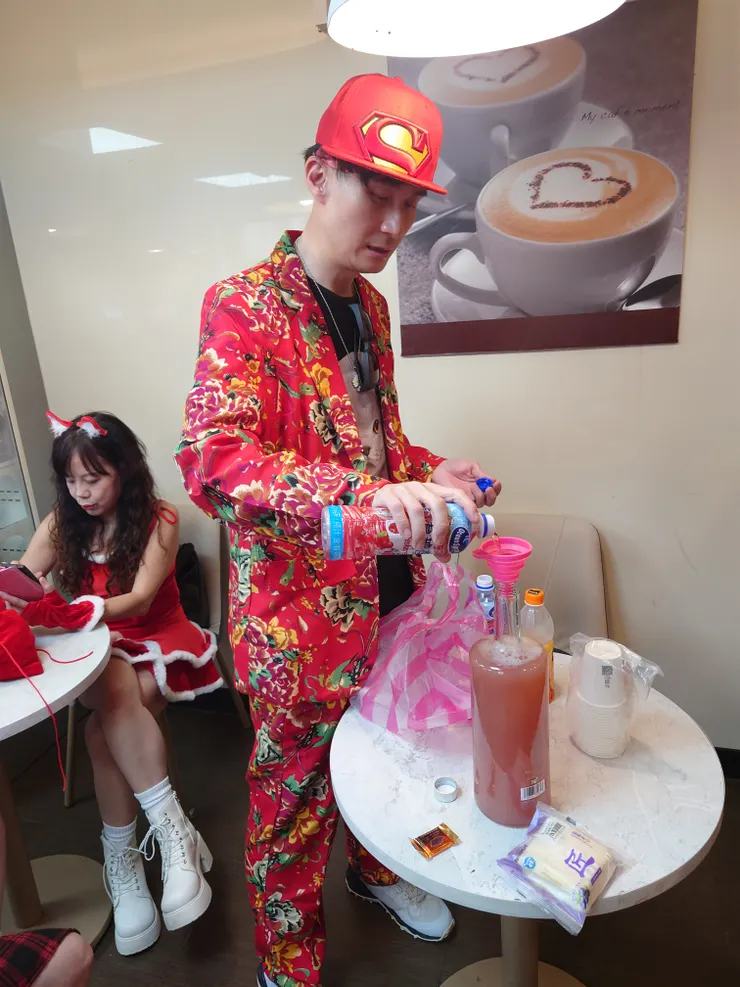 內褲特調,伏特加+柳橙汁+蔓越梅汁,或許我不知道如何享受調酒本質美妙的地方,但可以享受內褲的招待