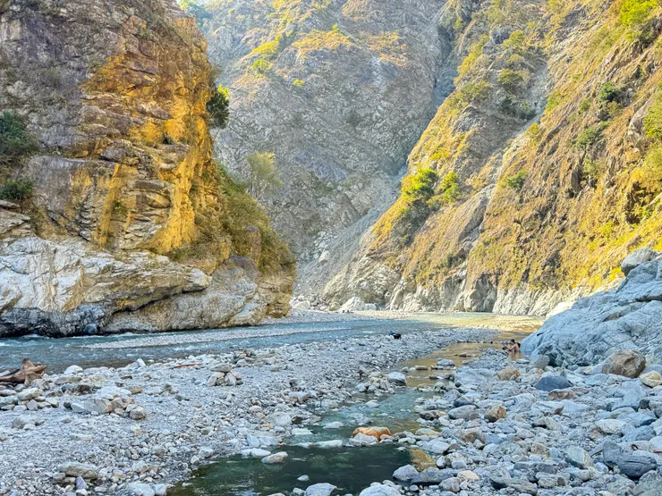 左邊是大甲溪，右手邊是温泉河，中間石頭地是大家搭營的地方。
