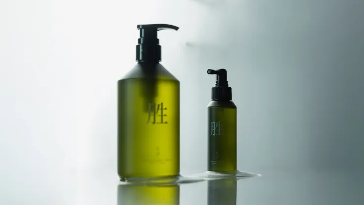 「胜」系列取字於「靜月生根」,這四個字,既是視覺主題,也是氣味的語言。