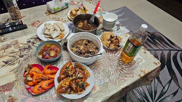 大年初一午餐是把除夕的年夜飯剩菜吃一吃!