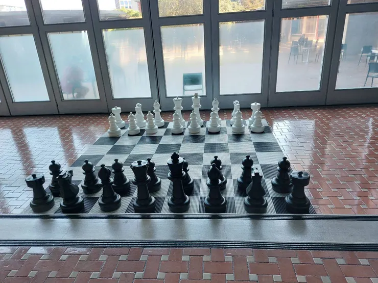 入口的巨型西洋棋，伍德進門時還有人在對弈