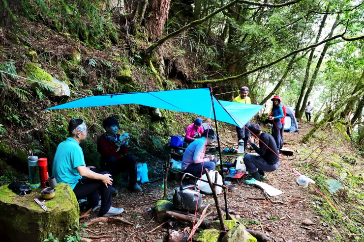 趁還沒下雨前，在獵寮緊急紮營，以免到南鞍營地要在雨中紮營