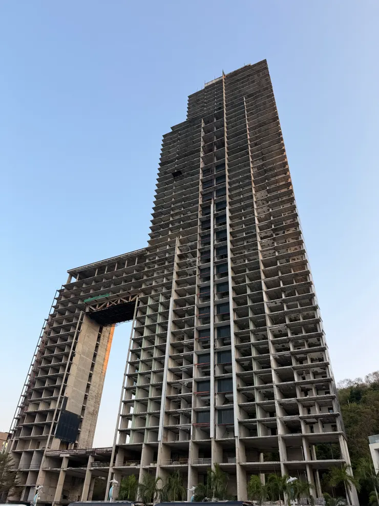 這個度假勝地蓋的房子蓋這麼高這麼薄，我們站在路邊，突然很在意的觀察研究起來