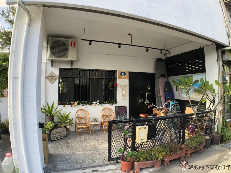 旅店是採用全白的設計 非常好認