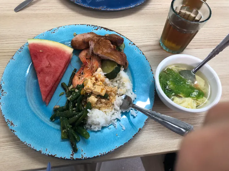 午餐，有🦐🥰，這裡的東西真的都好好吃，我每天都吃超多，然後大便都大很大條