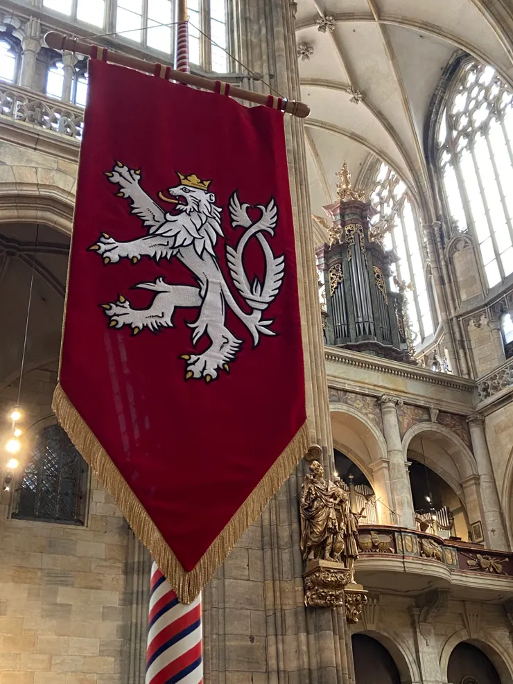 這旗子讓我聯想到的是權力遊戲中，每個家族都有自己的代表動物