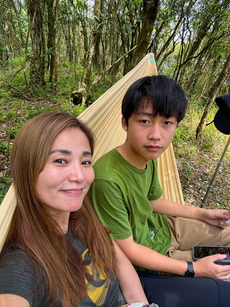 母子吊床休息吃中餐