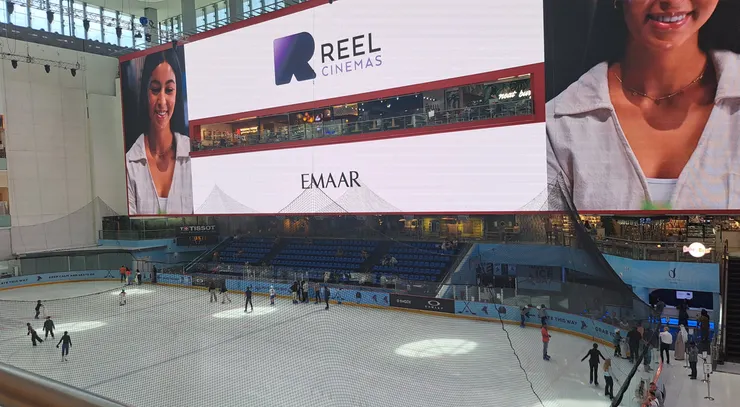 購物中心 超大溜冰場 和超大廣告螢幕