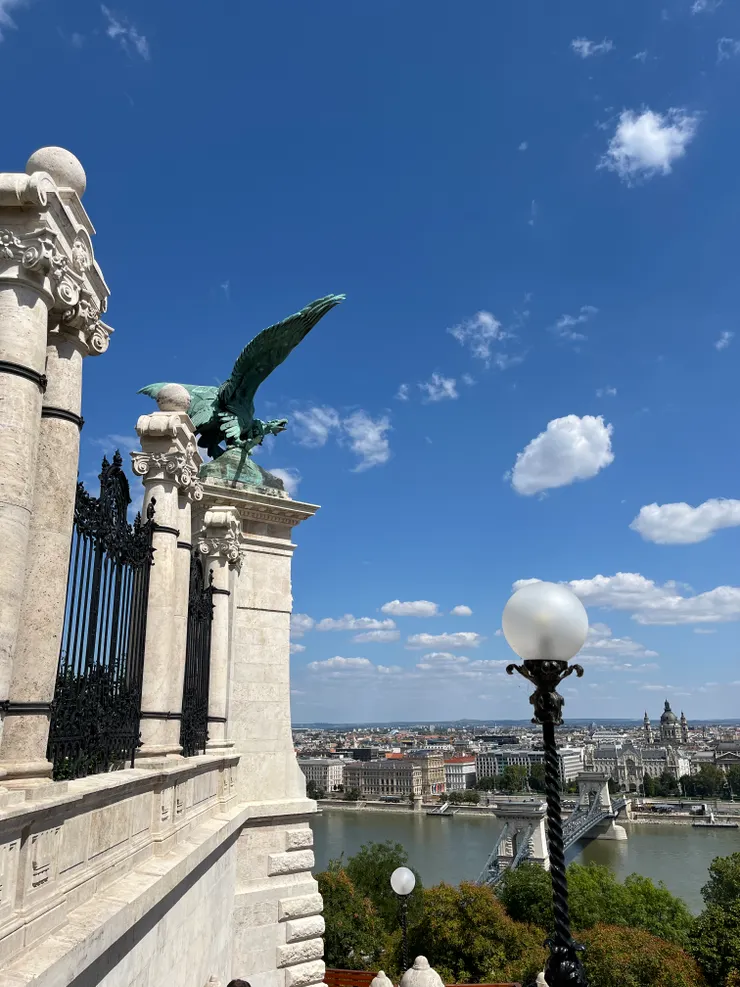 Turul statue 描繪了匈牙利的古老象徵