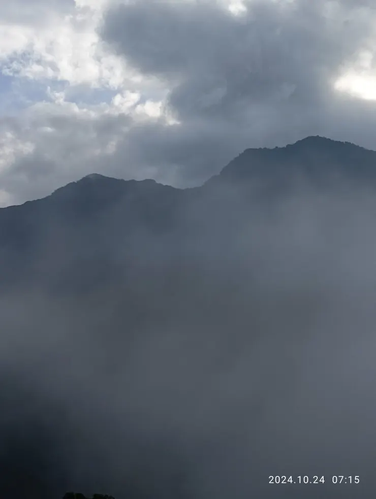 排雲遮眼拂衣裾