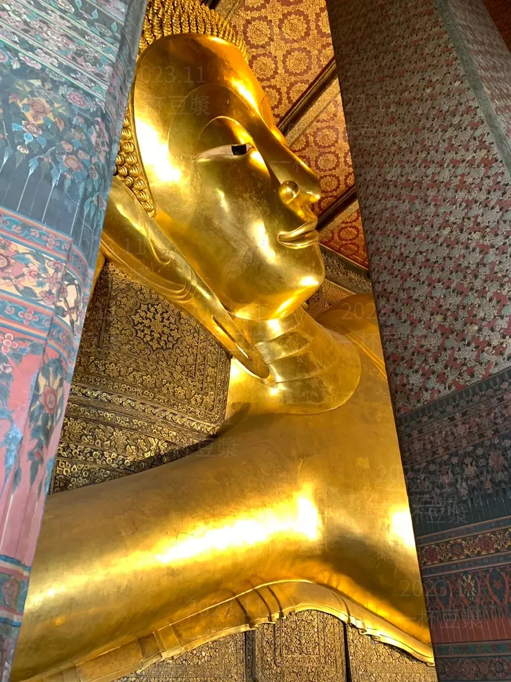 巨大佛像的全貌只能在腦袋拼貼補齊