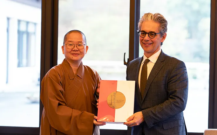 佛館館長如常法師致贈《星光雲水—星雲大師筆墨情懷》予 蔡斯・羅賓遜館長