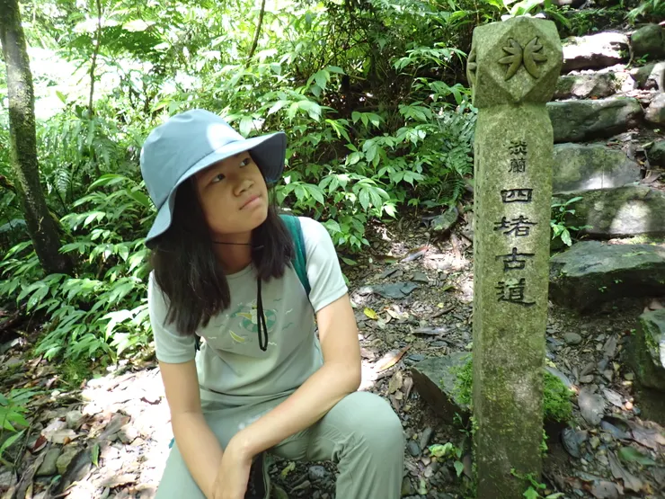 山旅穿著 👉kawas- Habaan 環保吸排短袖上衣、Raan 輕薄防蚊小路長褲、 Laoz 輕量防水登山帽 