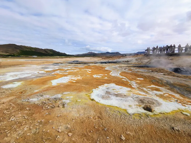 遊客圍看滾燙的熱泉。