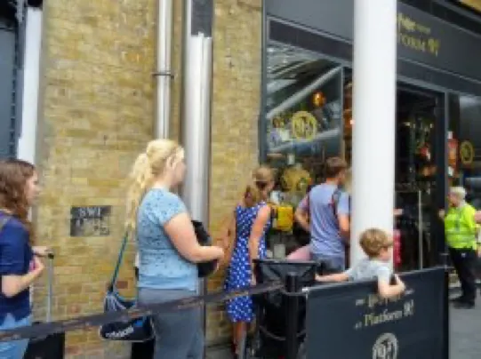 連進紀念品店都要排隊。