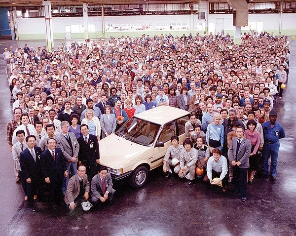Toyota 與 GM 合作成立 NUMMI 工廠，1984 年生產出的第一輛汽車，Source: Toyota