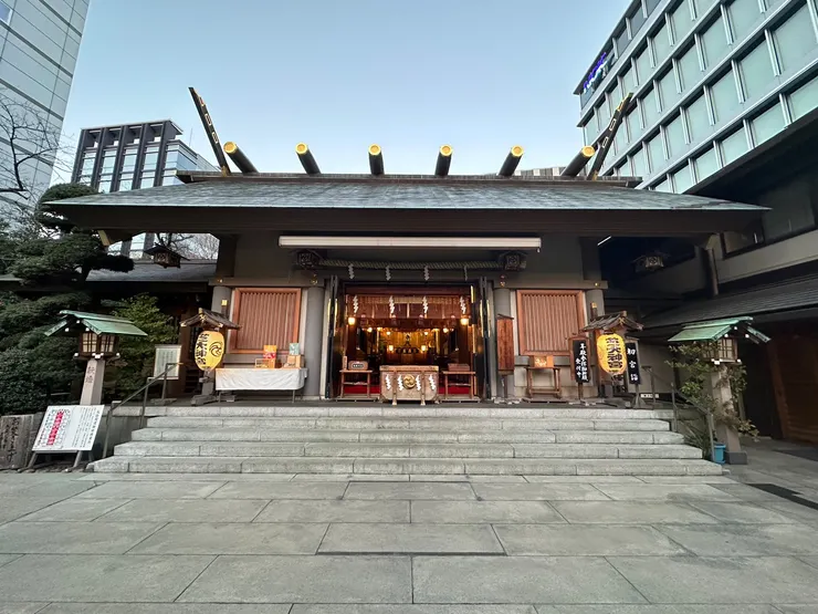 前往東京鐵塔前的小神社