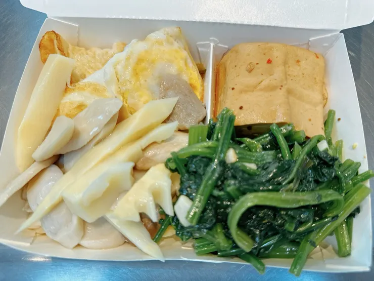 自助餐：荷包蛋2顆+杏鮑菇炒竹筍+菠菜+鹹死倫豆腐