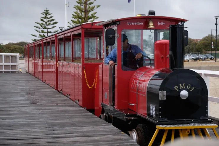 搭乘小火車前往長堤盡頭