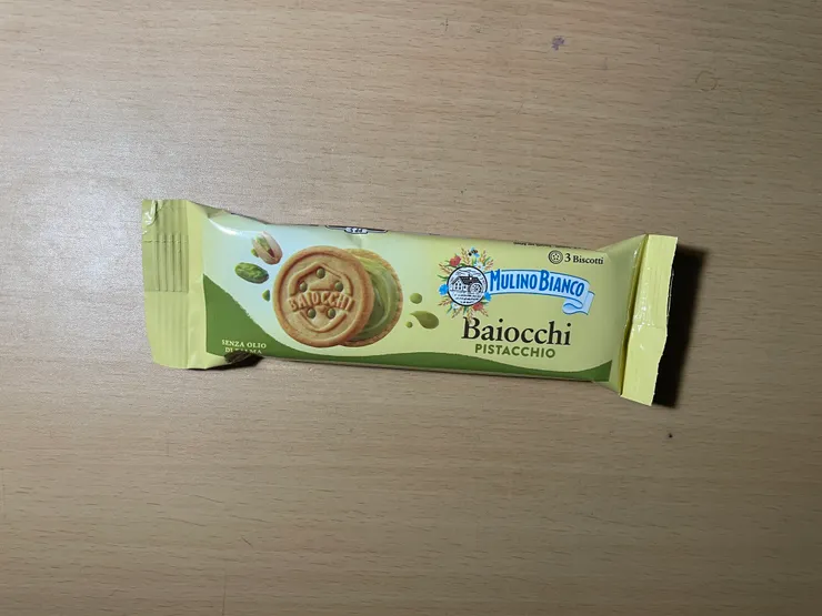 好像是滿有名的伴手禮，但我覺得餅乾太厚、內餡太薄，不是很好吃。