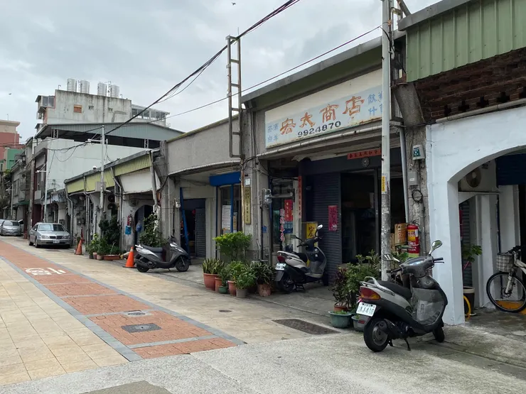 懷舊風的手寫招牌「宏太商店」，電話號碼還停留在七位數的年代