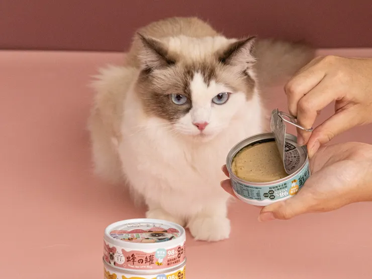 圖說：貪貪推出的蜂之罐榮登熱銷榜冠軍，除了超肉泥的極致綿密口感，獲得不少挑嘴貓青睞，更添加無毒蜂王胎與桑葉GABA等專利成分。（資料來源：貪貪Munchee）