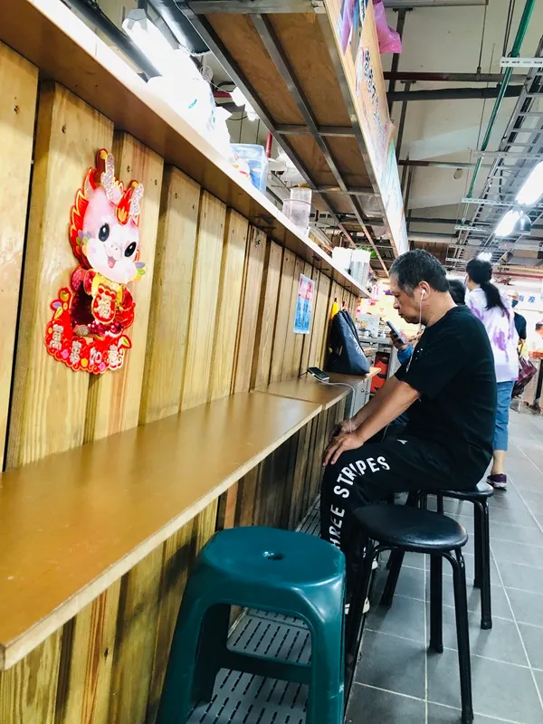 剛開始營業時，人不多。