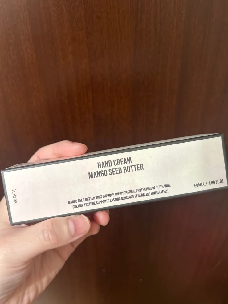 同事送的護手霜 說味道甜甜的適合我