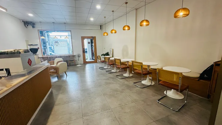 寬敞的用餐環境，右邊這排椅子下面都有插座