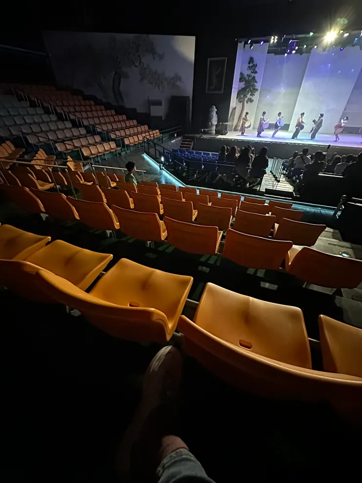 今天人不多我們就在後面自在的享用藝術