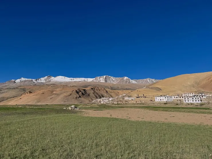 走道莫利利湖畔，回頭遠望我們住的小山村