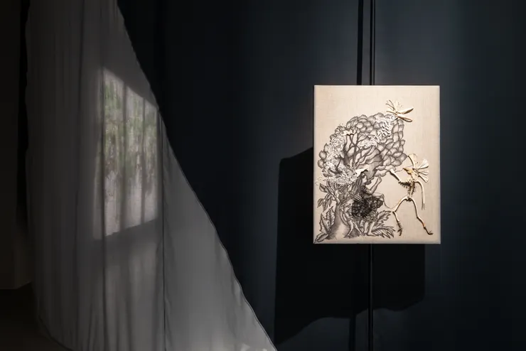 西爾維・塞利格，《我的花園有隻獨角獸》，2024，刺繡設計與骨、麻布，80 × 70 公分，藝術家版權所有／圖像提供：臺北市立美術館提供