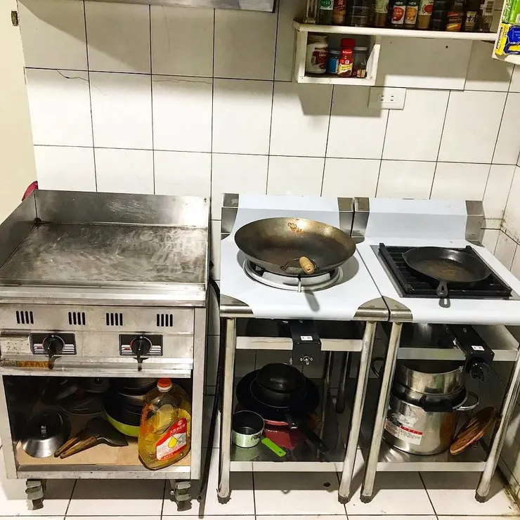 原本舊家的廚房配置，新家直接把舊的鐵板捨棄了