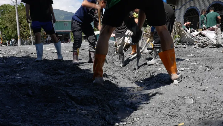 志工開鑿地面方便排水