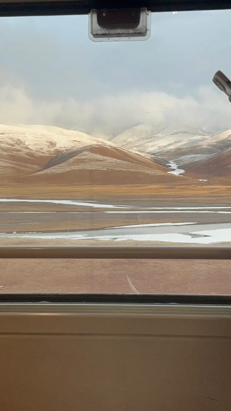 雪山巍峨雄壯，山頂終年積雪，閃爍著銀色光芒