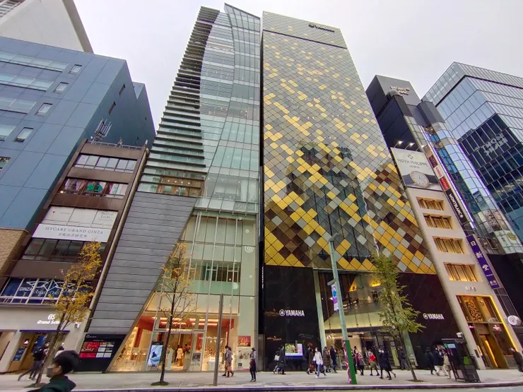 弧形玻璃圍幕大樓與鄰近的音樂品牌各具特別